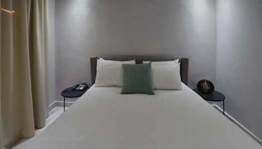 Malý dvoulůžkový pokoj s manželskou postelí