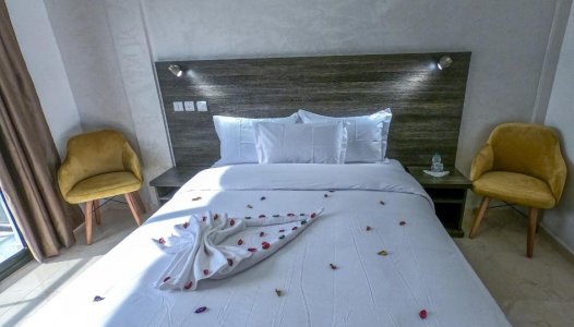 Deluxe szoba kétszemélyes ággyal és kilátással a tengerre